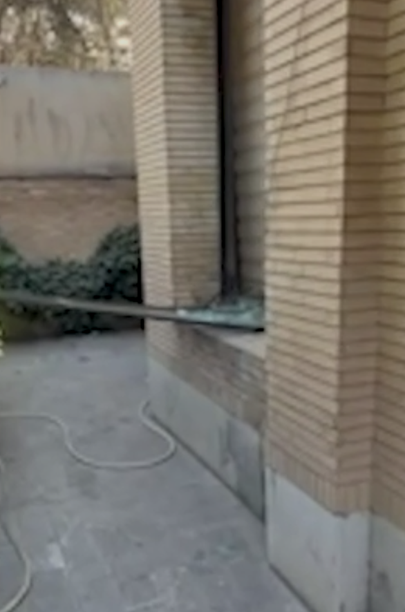 Ambasada Srbije Teheran Iran oštećena u napadu (2).png