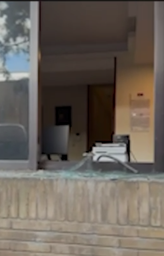 Ambasada Srbije Teheran Iran oštećena u napadu (3).png