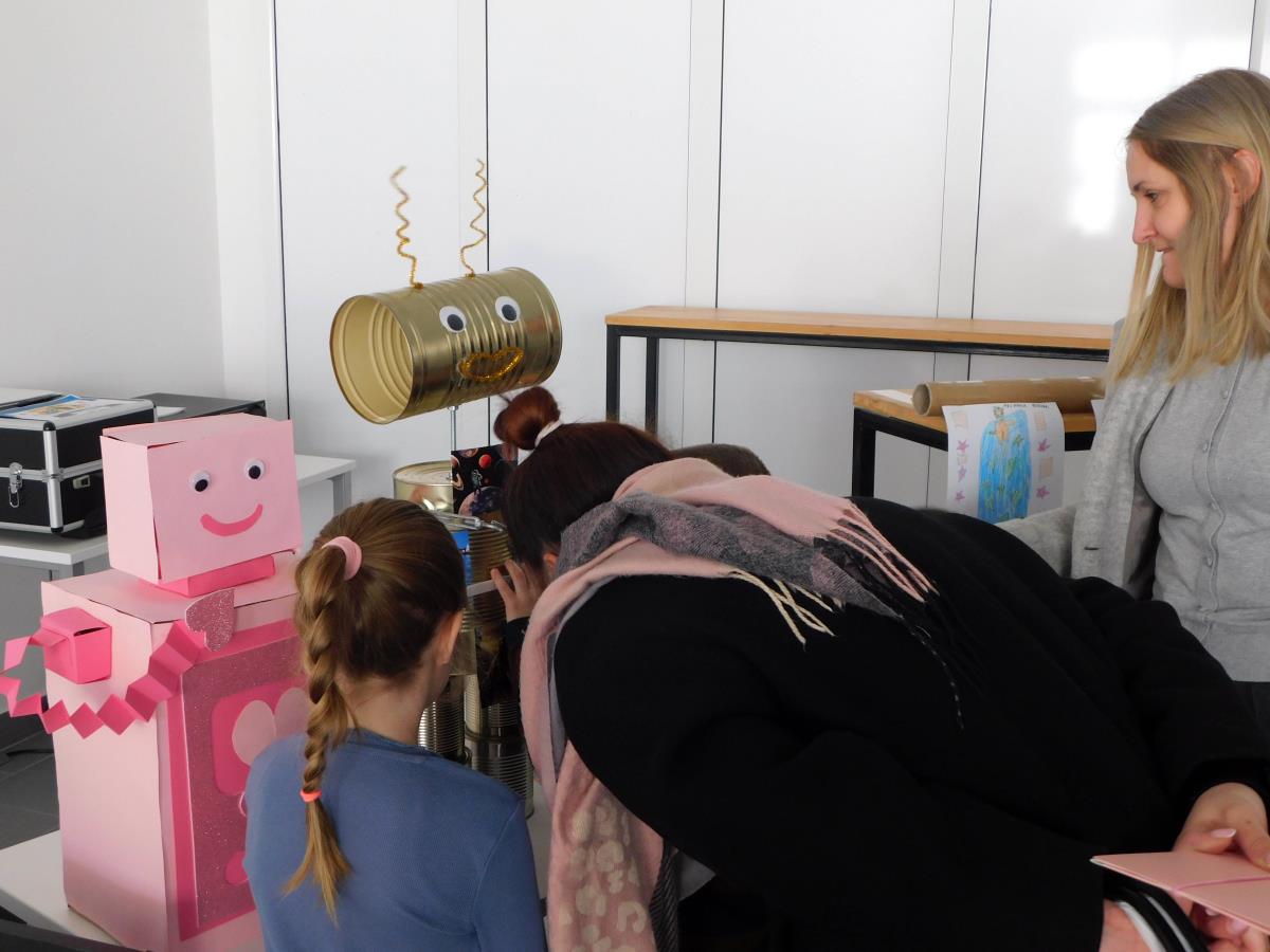 LOZNICA -Izložba u Inovacionom centru.JPG