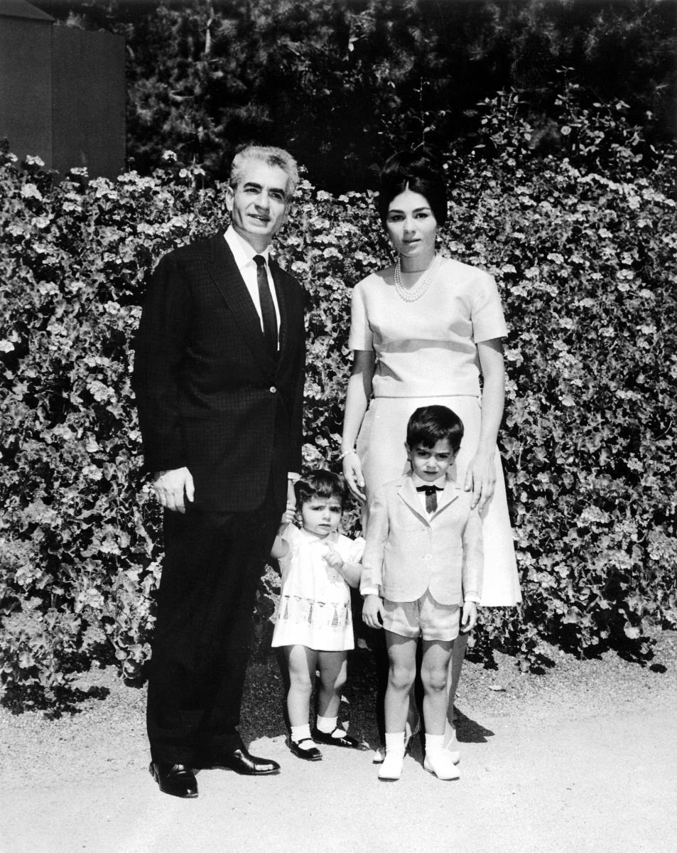 Mohamed Reza Pahlavi i Fara Pahlavi sa decom