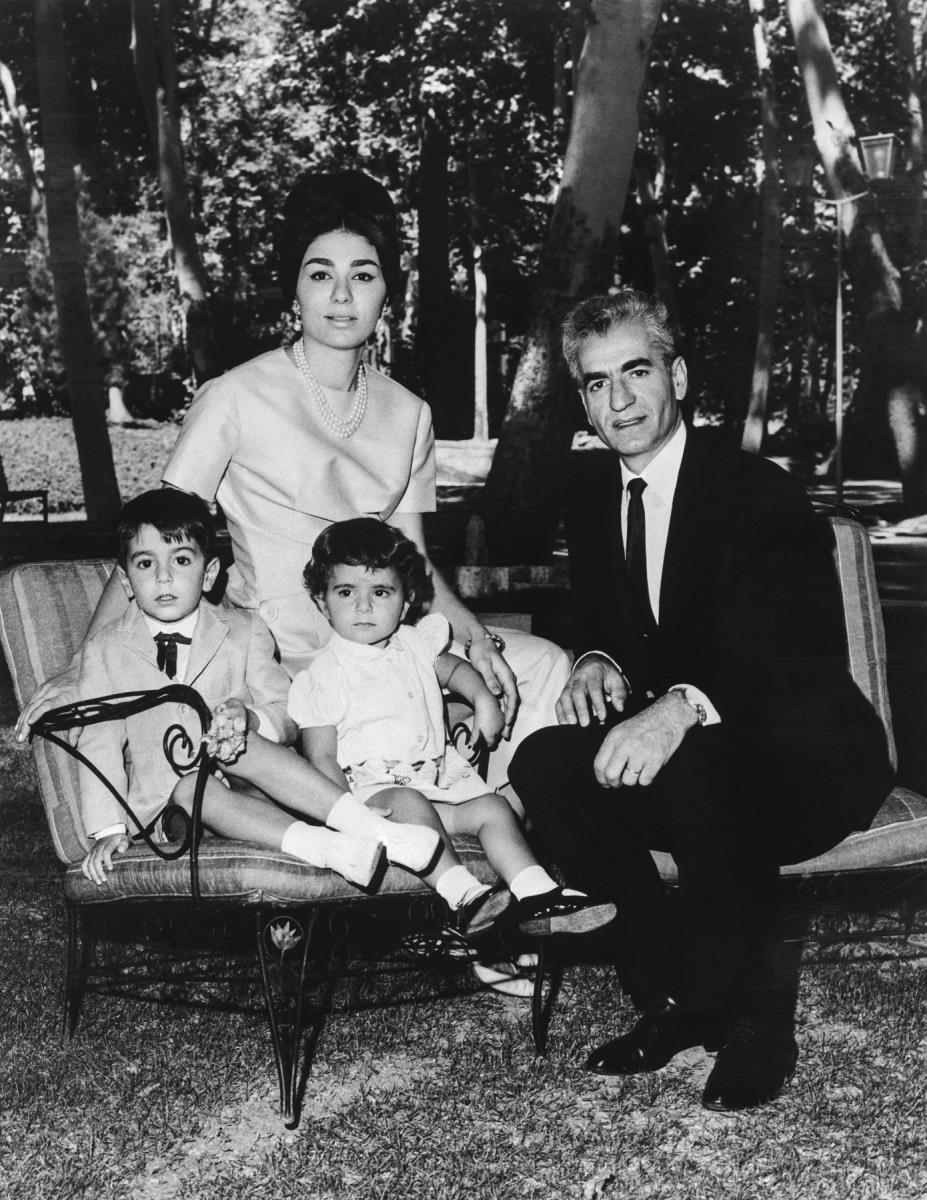 Mohamed Reza Pahlavi i Fara Pahlavi sa decom