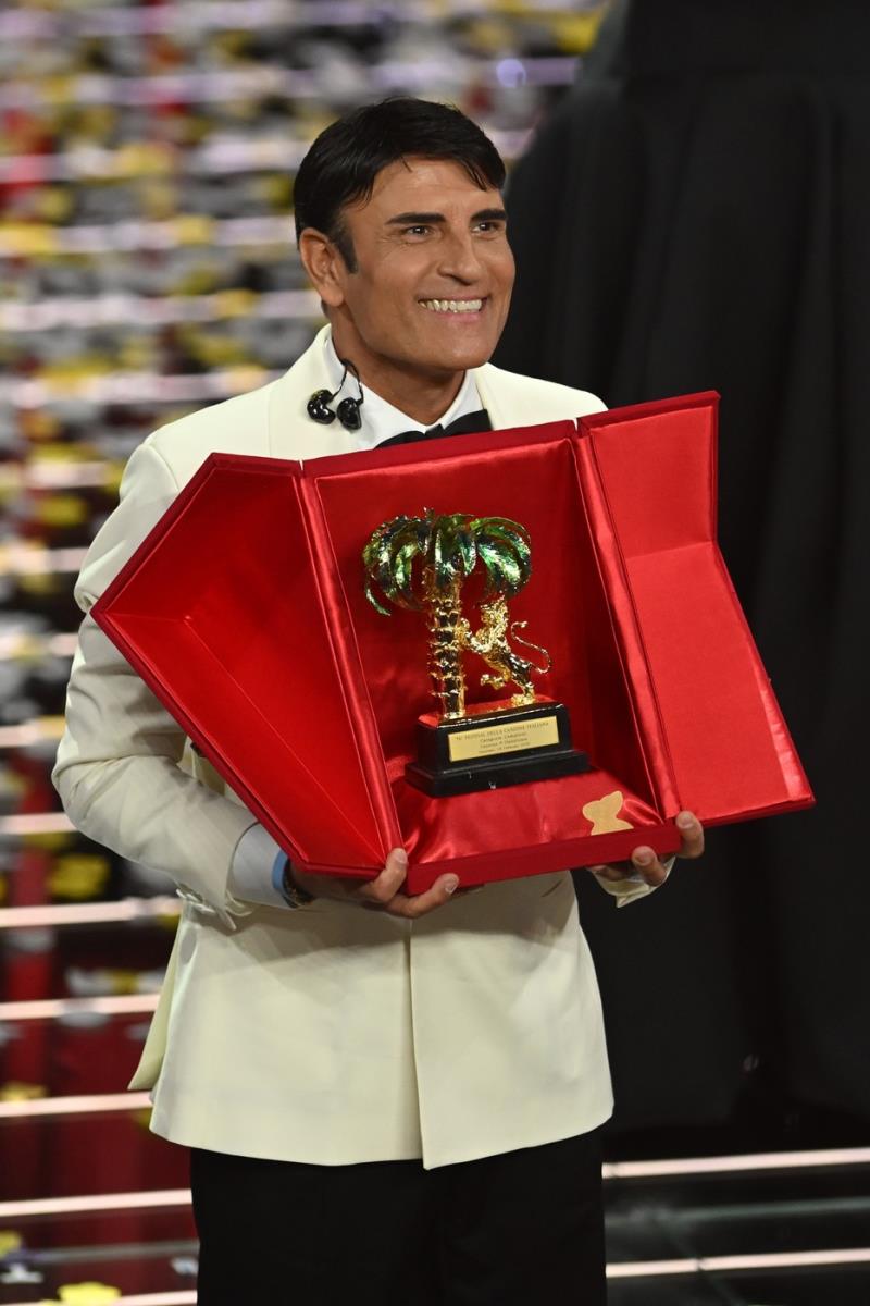 Sal Da Vinči slavi pobedu na Festivalu di Sanremo sa pesmom Per Sempre Sì