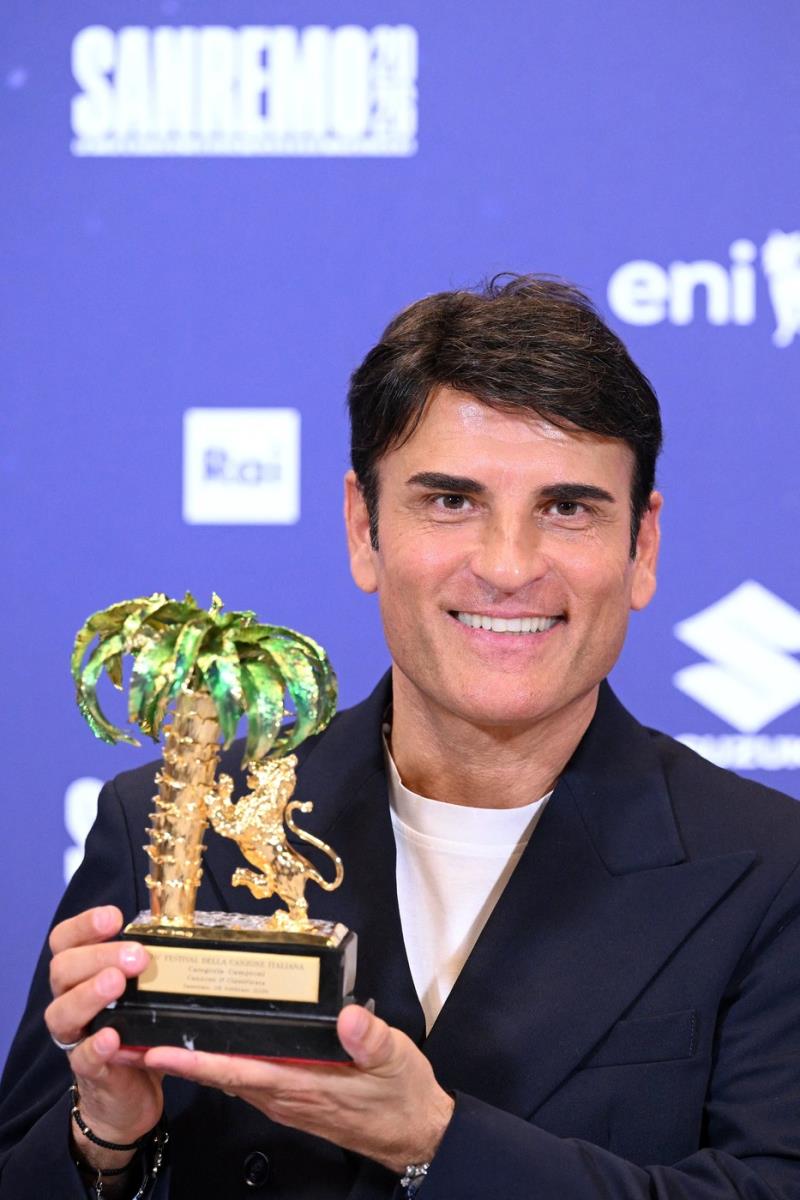 Sal Da Vinči slavi pobedu na Festivalu di Sanremo sa pesmom Per Sempre Sì