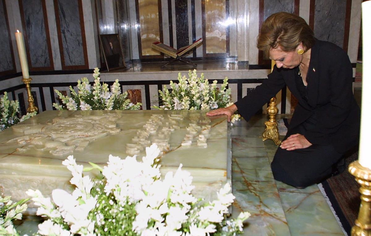 Fara Pahlavi na grobu muža Muhameda Reza Pahlavija