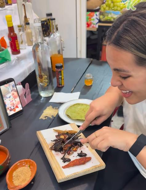 Takos sa tarantulom na pijaci u Meksiku (3).PNG