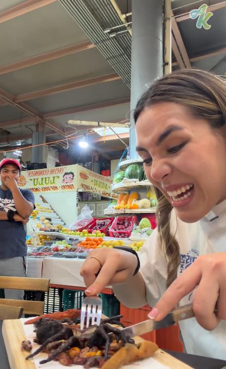 Takos sa tarantulom na pijaci u Meksiku (4).PNG