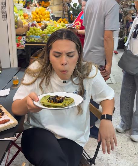 Takos sa tarantulom na pijaci u Meksiku (5).PNG