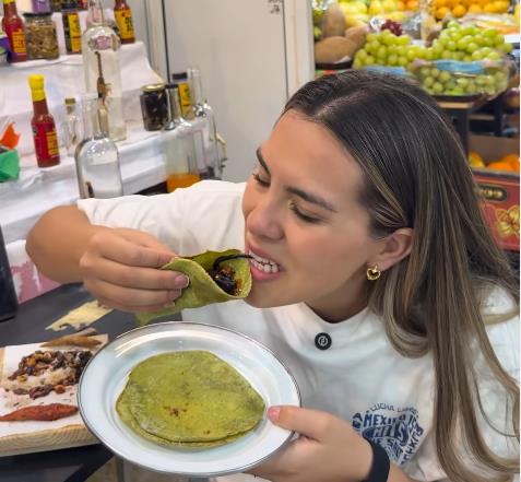 Takos sa tarantulom na pijaci u Meksiku (6).PNG