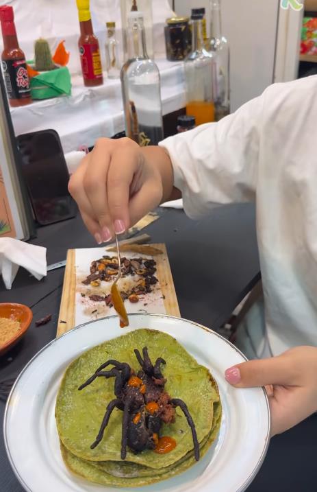 Takos sa tarantulom na pijaci u Meksiku (8).PNG