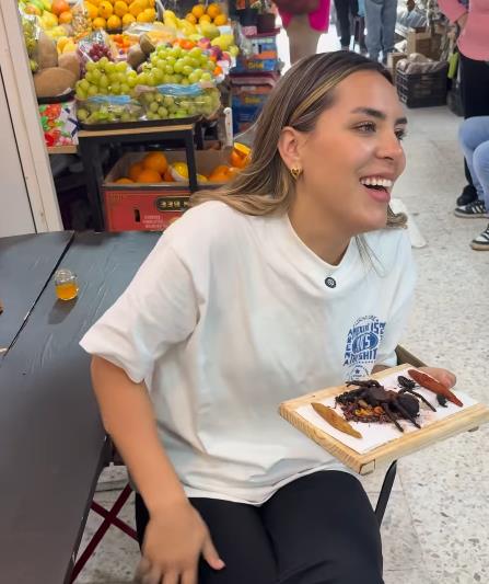 Takos sa tarantulom na pijaci u Meksiku (9).PNG