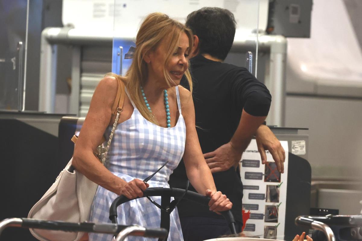 Ana Obregon šeta unuku u kolicima