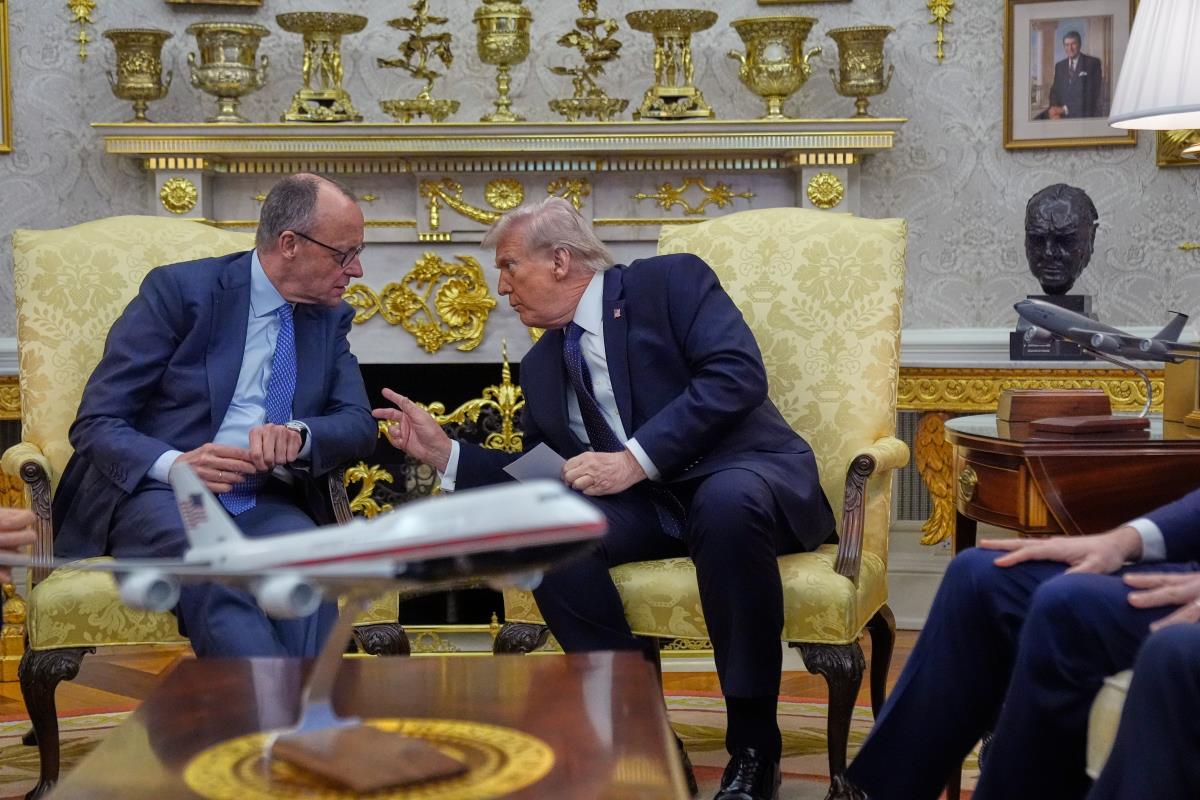 x08 AP Mark Schiefelbein.jpg