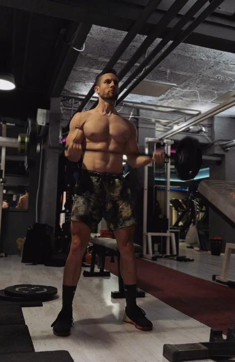 Predrag Damnjanović pozira u prirodi posle fizičke transformacije (3).PNG