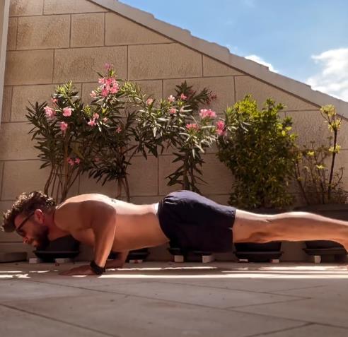 Predrag Damnjanović pozira u prirodi posle fizičke transformacije (6).PNG