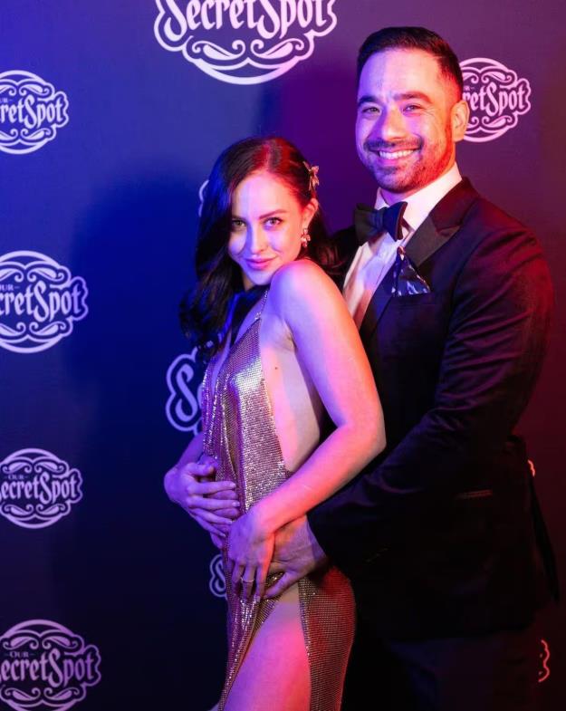 Svingerka Džes sa partnerom