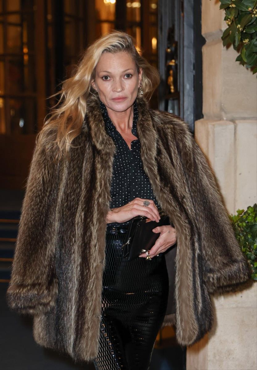 Kejt Mos u providnoj crnoj bluzi bez brushaltera na reviji Toma Forda u Parizu