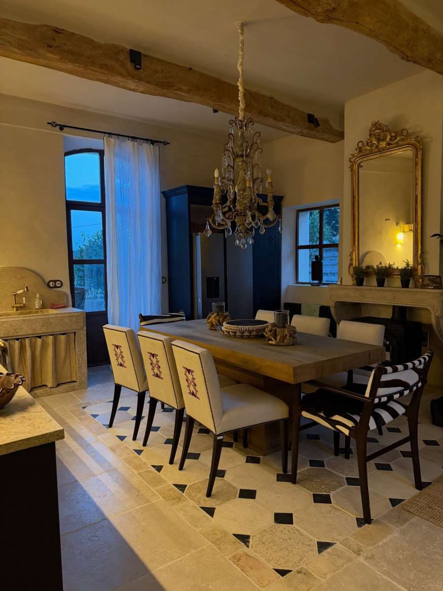 Elena Karaman Karić, vila u Francuskoj