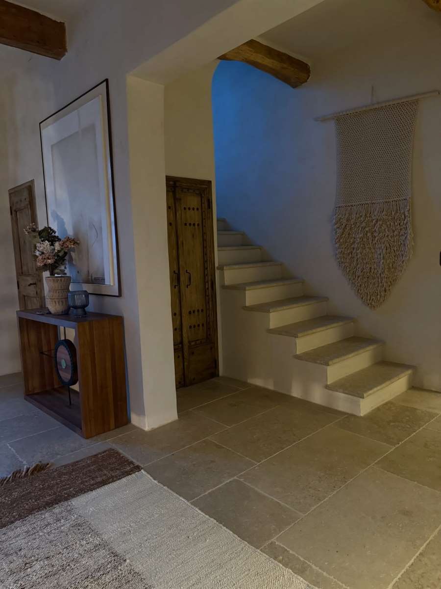 Elena Karaman Karić, vila u Francuskoj