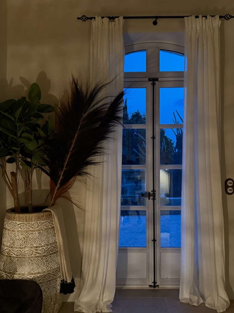 Elena Karaman Karić, vila u Francuskoj