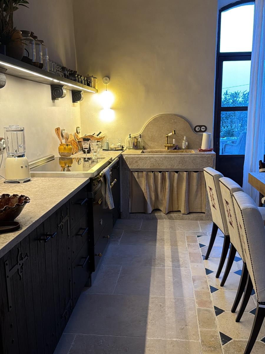 Elena Karaman Karić, vila u Francuskoj