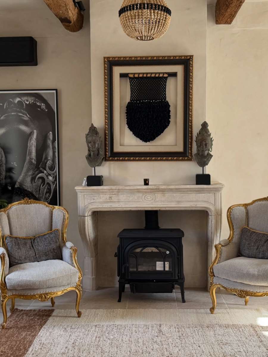 Elena Karaman Karić, vila u Francuskoj