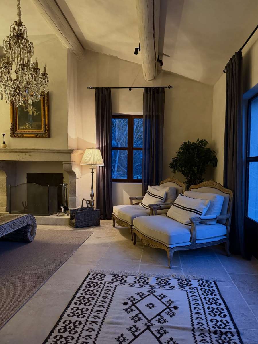 Elena Karaman Karić, vila u Francuskoj