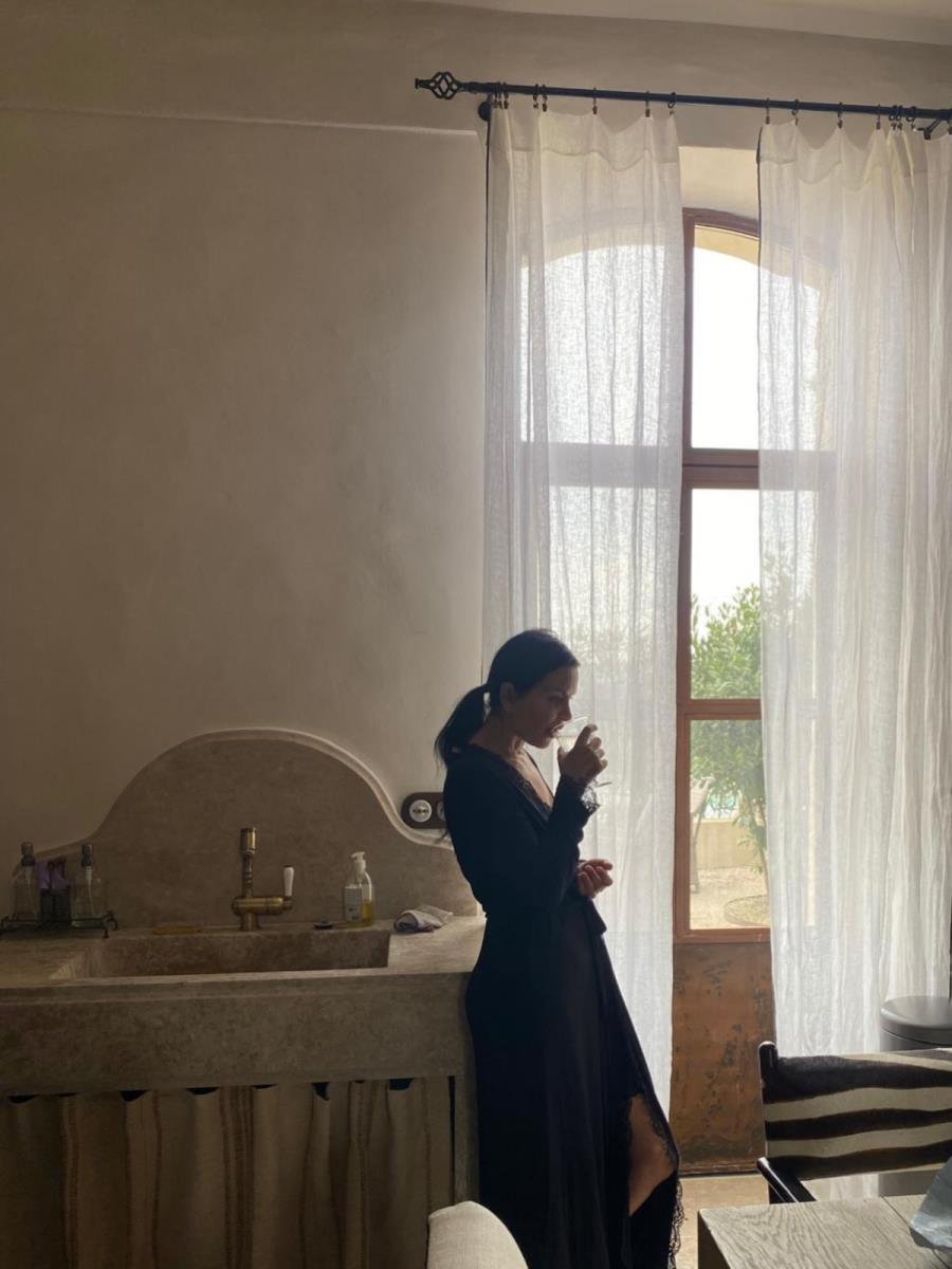 Elena Karaman Karić, vila u Francuskoj