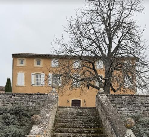 Elena Karaman Karić, vila u Francuskoj