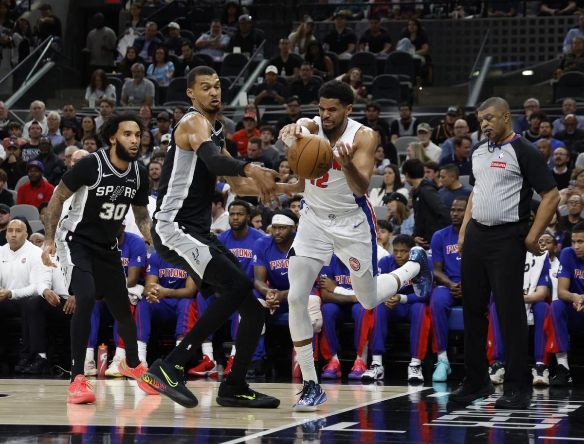 Viktor Vembanjama na meču San Antonio Spars - Detroit Pistons