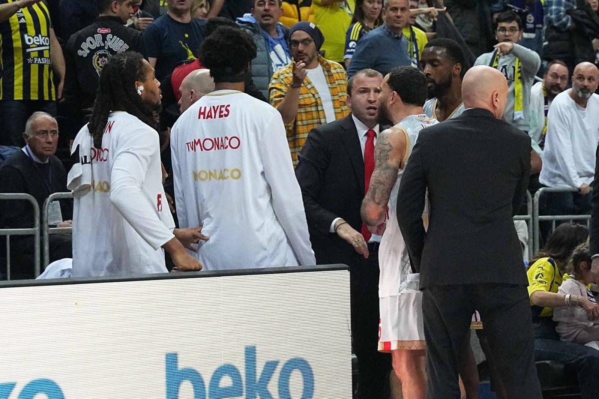 Majk Džejms i Eli Okobo sukob