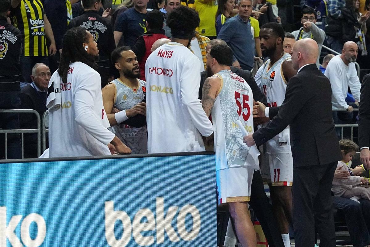 Majk Džejms i Eli Okobo sukob