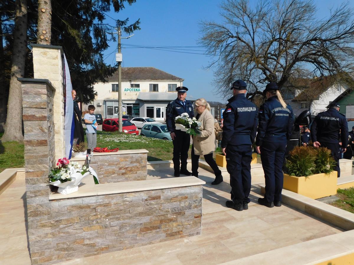 LOZNICA - Cveće od majke.JPG