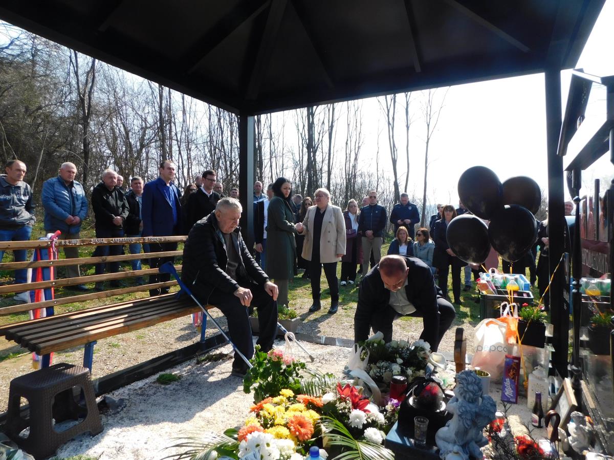 LOZNICA - Na groblju.JPG