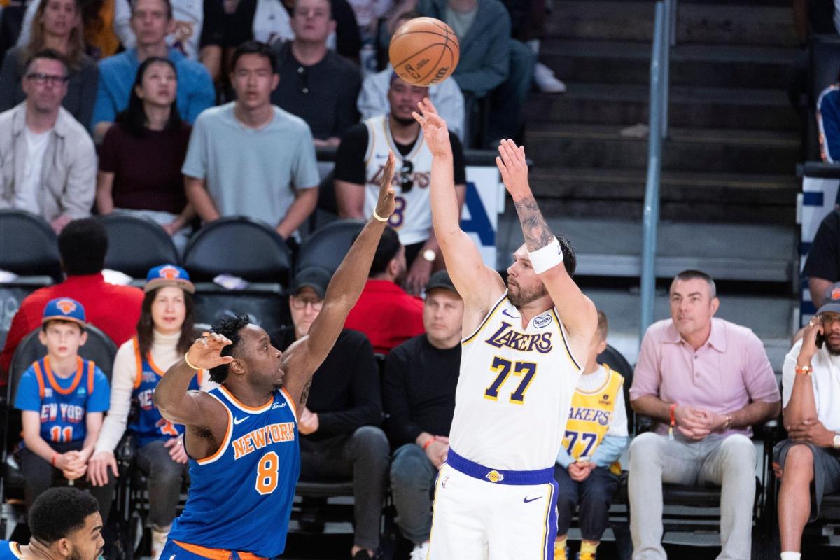 Luka Dončić na meču Los Anđeles Lejkersi - Njujork Niksi