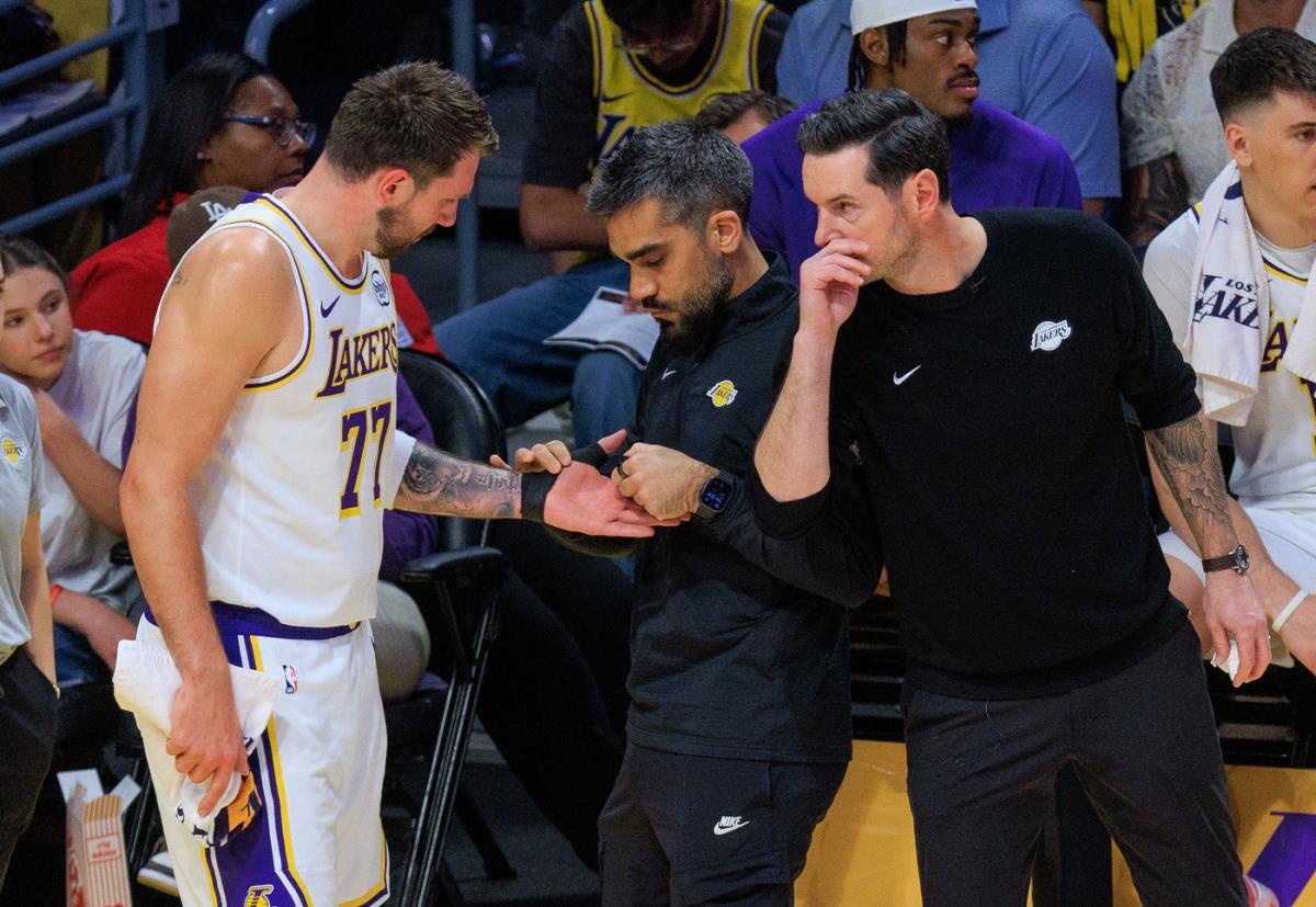 Luka Dončić na meču Los Anđeles Lejkersi - Njujork Niksi