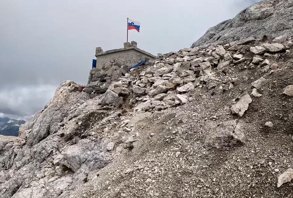 Planinski bivak na Zapadnoj triglavskoj visoravni u Sloveniji na 2.530 metara nadmorske visine (2).PNG