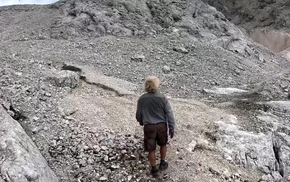 Planinski bivak na Zapadnoj triglavskoj visoravni u Sloveniji na 2.530 metara nadmorske visine (3).PNG