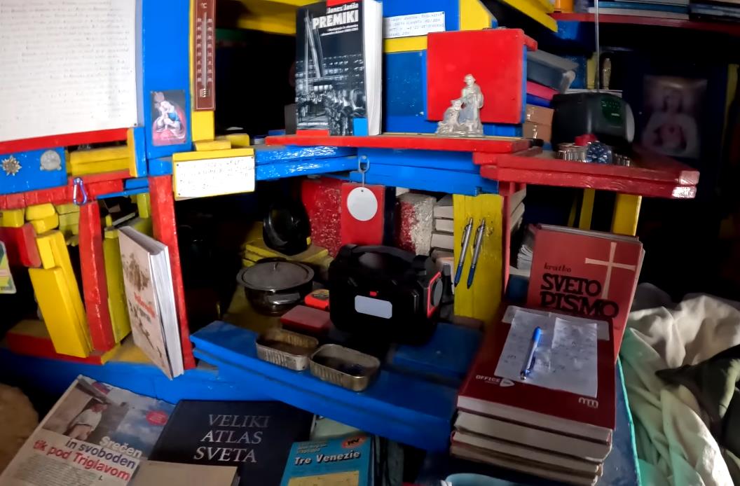 Planinski bivak na Zapadnoj triglavskoj visoravni u Sloveniji na 2.530 metara nadmorske visine (5).PNG