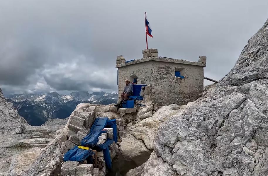 Planinski bivak na Zapadnoj triglavskoj visoravni u Sloveniji na 2.530 metara nadmorske visine (10).PNG