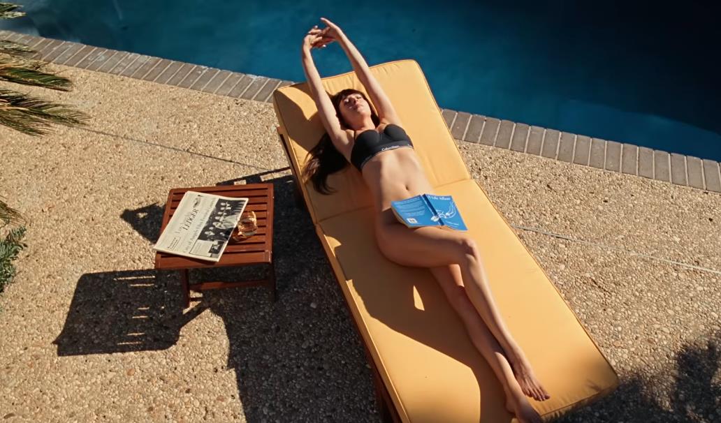 Dakota Džonson pozira u farmerkama i donjem vešu u prolećnoj kampanji Kalvina Klajna za 2026. godinu (5).PNG