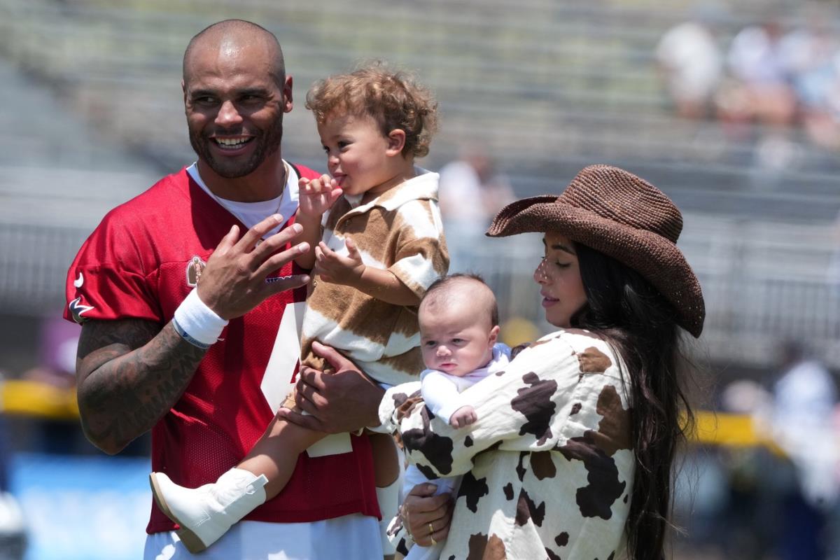 Dak Preskot i Sara Džejn Ramos sa ćerkama