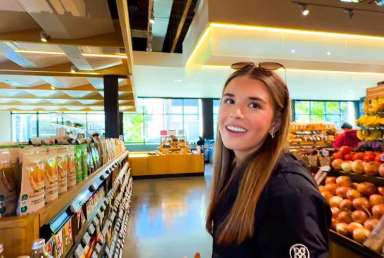 Kai Tramp kupuje u luksuznoj prodavnici Erevon u Los Anđelesu  (1).PNG