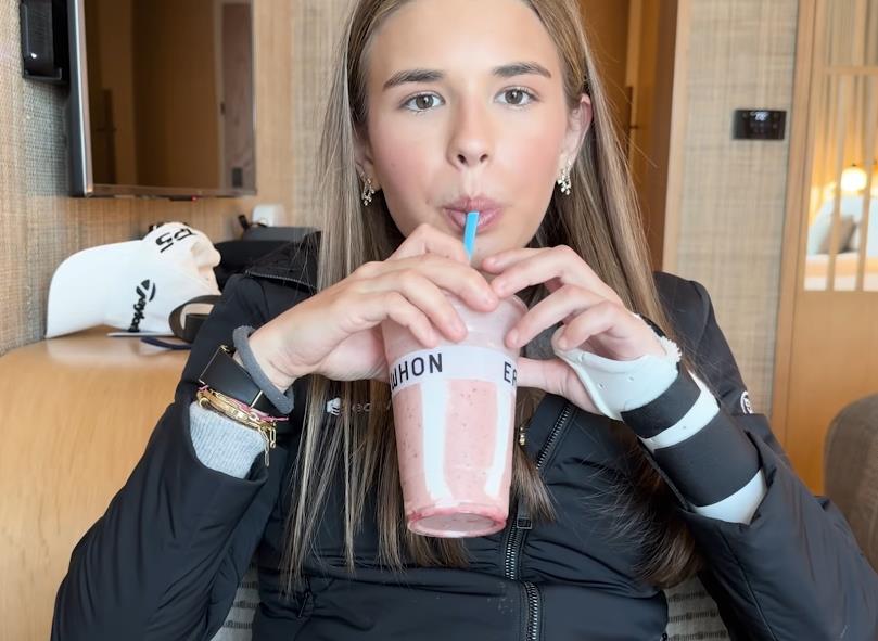 Kai Tramp kupuje u luksuznoj prodavnici Erevon u Los Anđelesu  (2).PNG