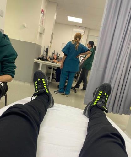 Muškarac sa plavom bojom kože nakon spavanja u novoj posteljini (4).PNG