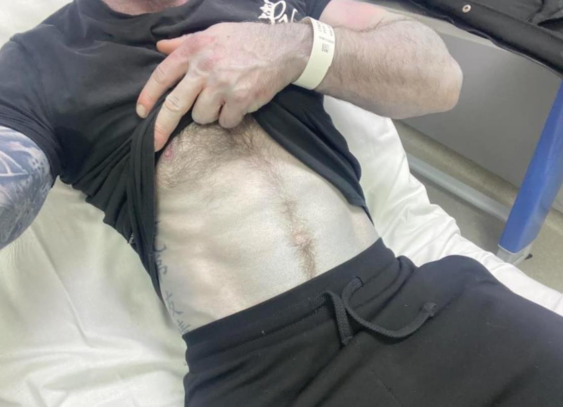 Muškarac sa plavom bojom kože nakon spavanja u novoj posteljini (6).PNG