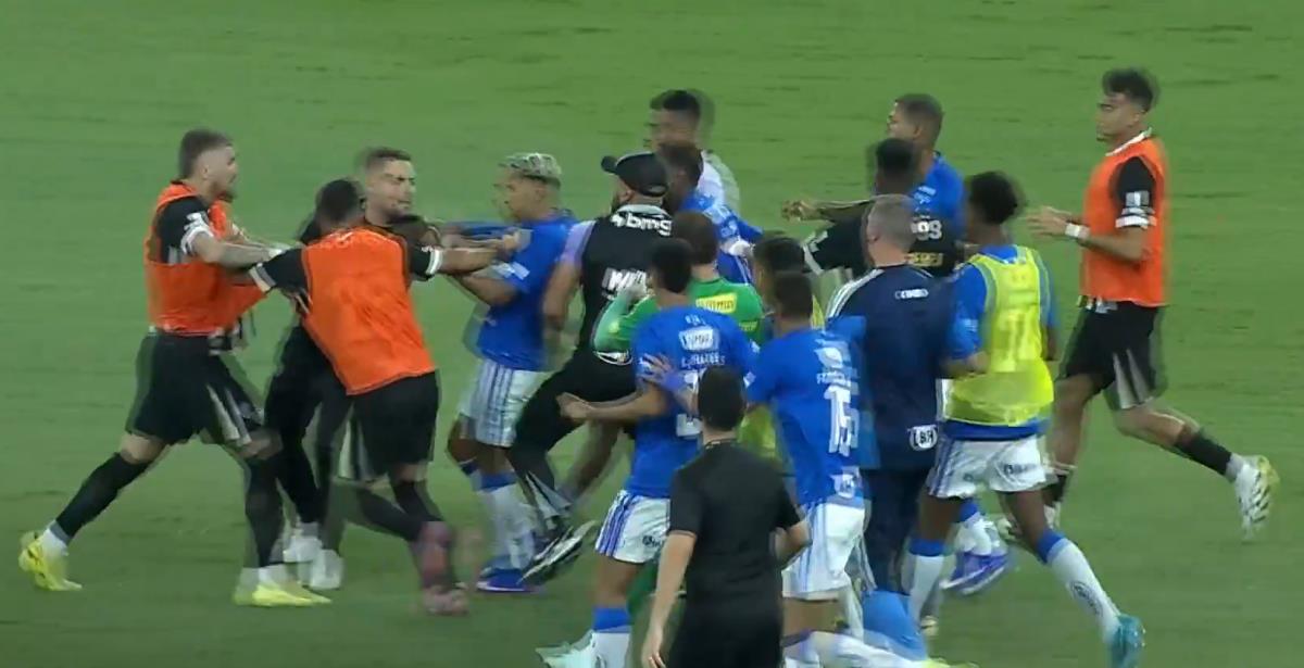 Tuča fudbalera na utakmici Kruzeiro - Atletiko Mineiro