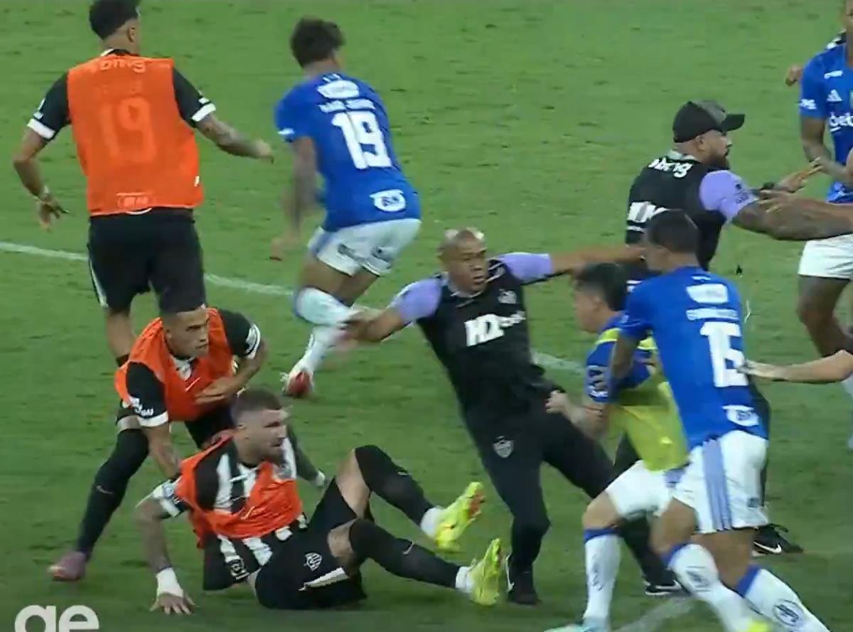 Tuča fudbalera na utakmici Kruzeiro - Atletiko Mineiro