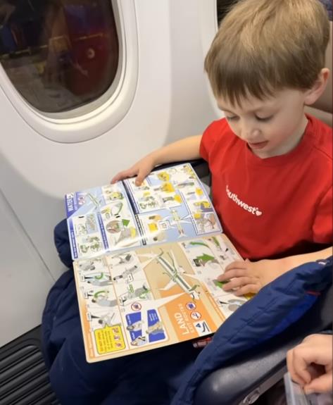 Petogodišnji dečak u simulatoru letenja tokom posete sedištu aviokompanije (2).PNG