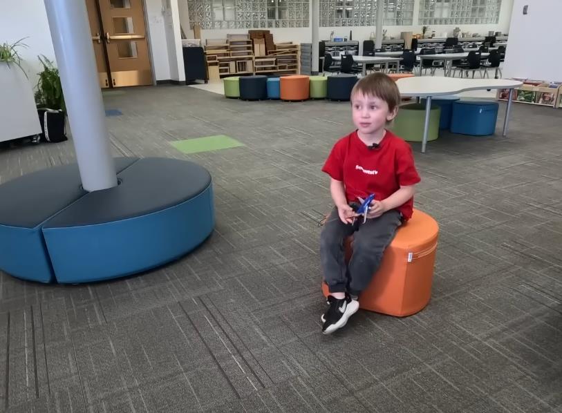 Petogodišnji dečak u simulatoru letenja tokom posete sedištu aviokompanije (5).PNG