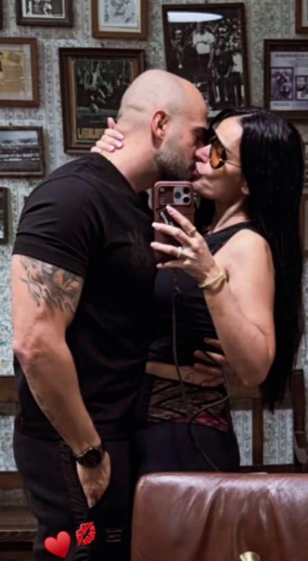 DOK BORA PRIČA O ODNOSU S NJOM, ONA POKAZALA DEČKA! Indi objavila slikom sa partnerom: Kršan, ćelav i istetoviran